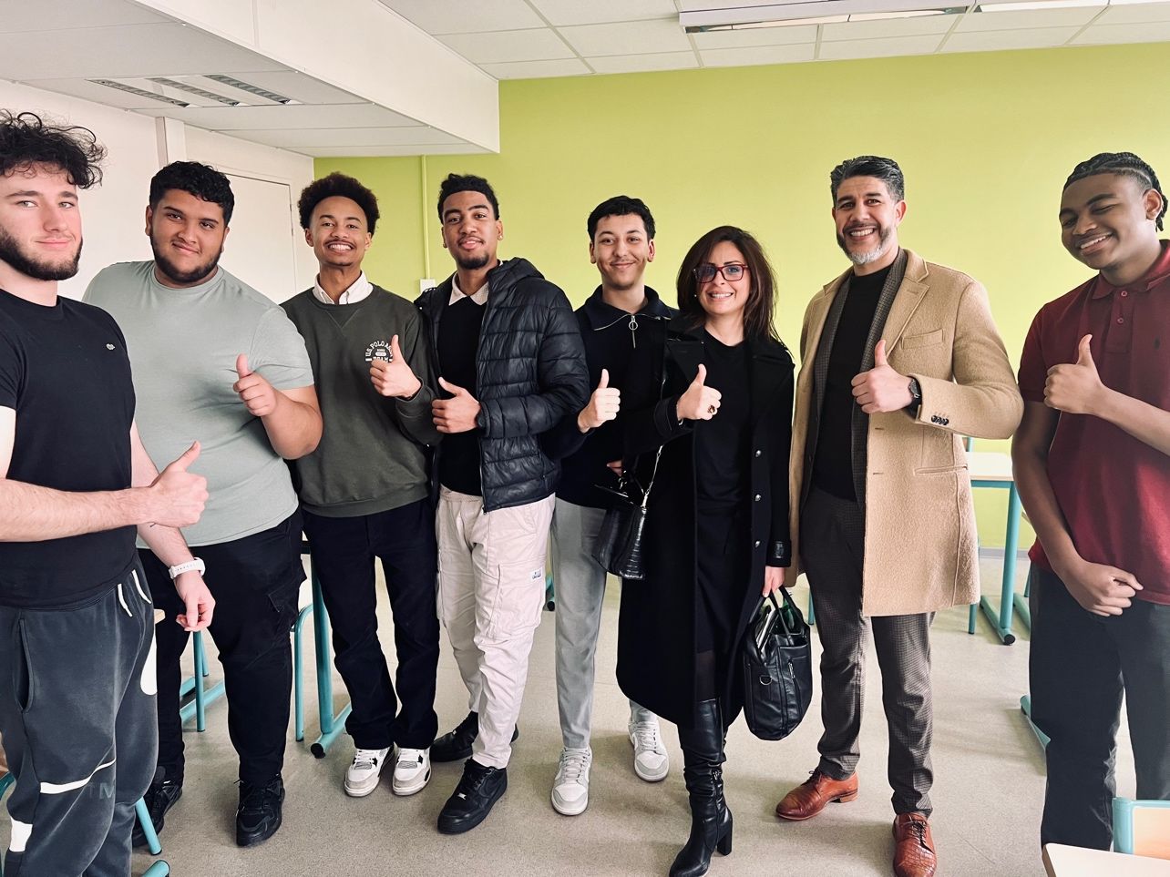 Une partie de la classe des BTS NDCR1 du lycée Victor Louis, promotion 2025, avec Lyazid Bahlali et Bouchra Boughanbour